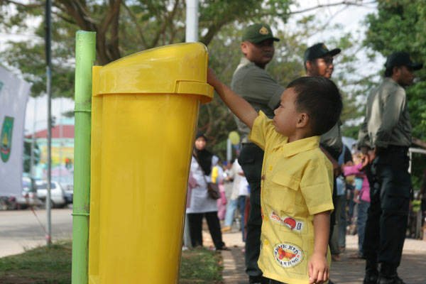Biasakan buang sampah pada tempatnya